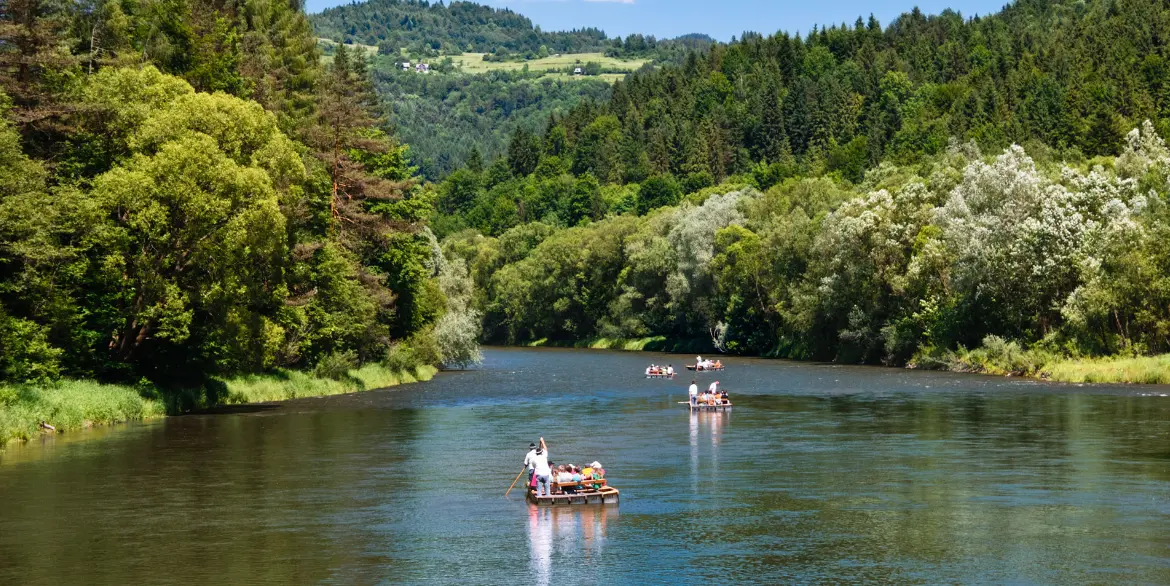 Ludzie w tratwie podczas spływu rzeką Dunajec